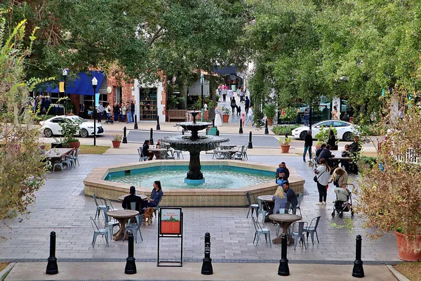 Hyde Park Village shops and fountain, Tampa